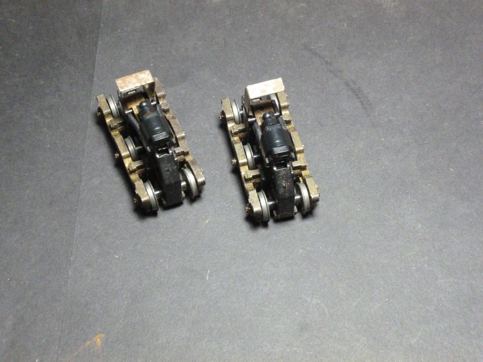 Ho Athearn Diesel locomotive U30C 6 wheel trucks pair worm gear Metal side type