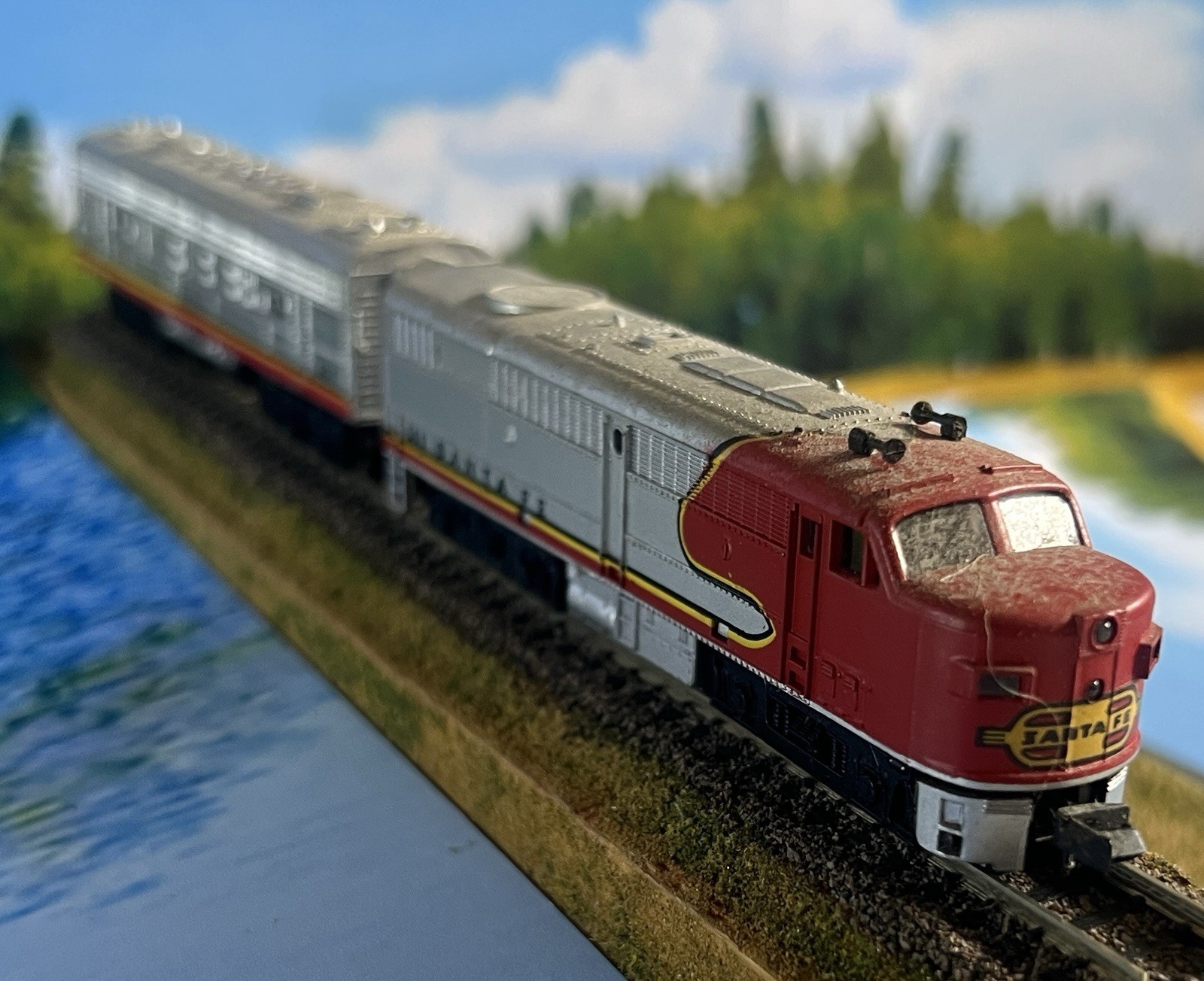 Warbonnet Diesel Engine #580 Mehano locomotive Santa Fe, F7 B-unit #203 N scale
