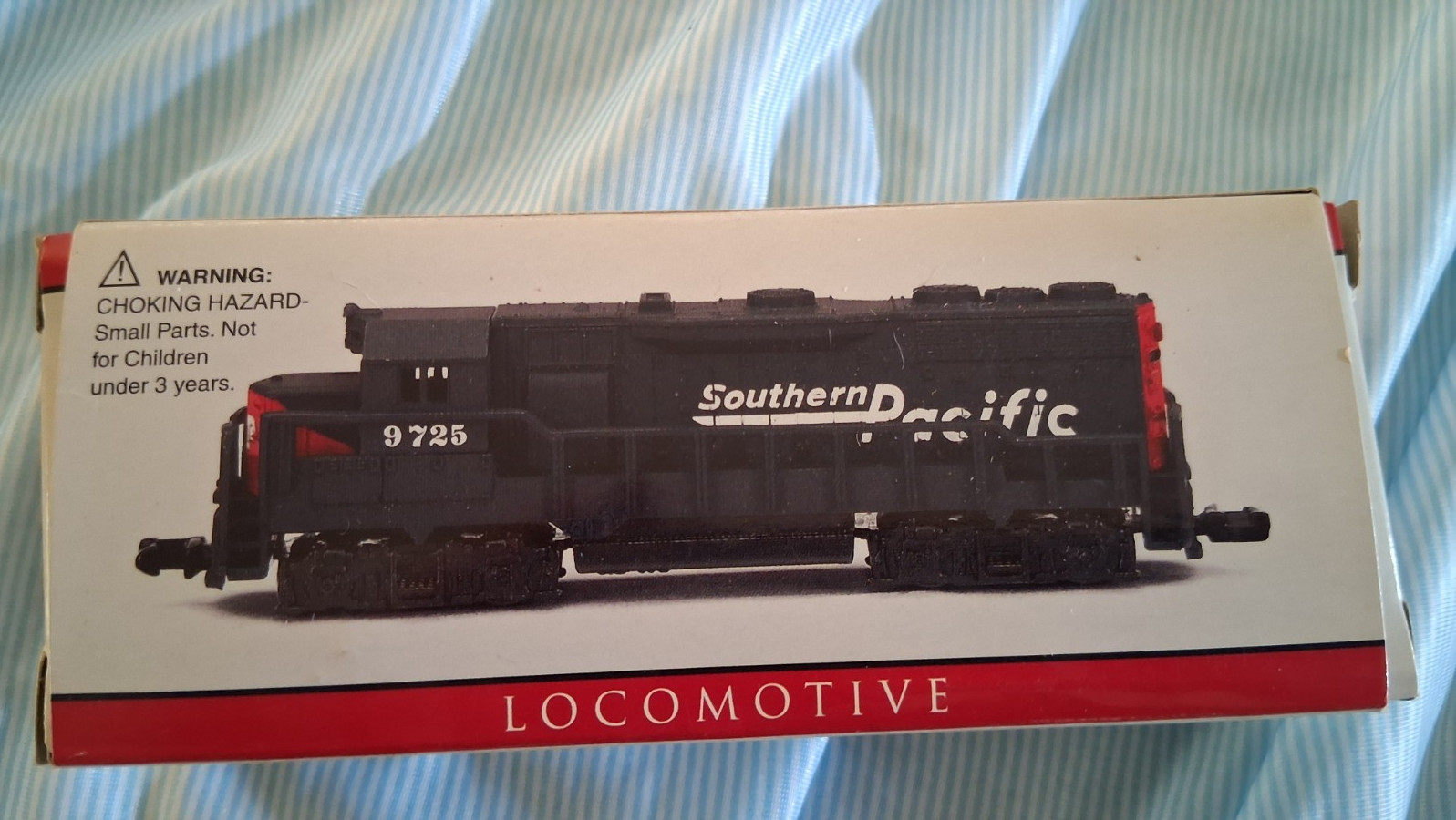 Southern Pacific N Scale EMD F7 Diesel Locomotive DC Analog Black/Red