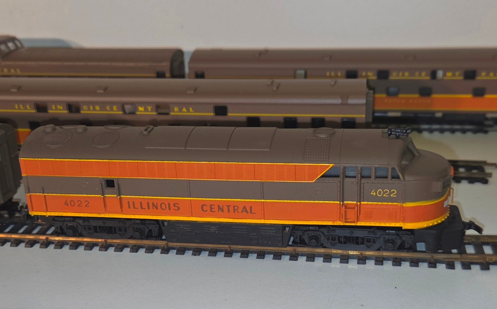 AHM Rivarossi HO Illinois Central FM C-Liner Diesel Locomotives 4022 w/ (3) Cars