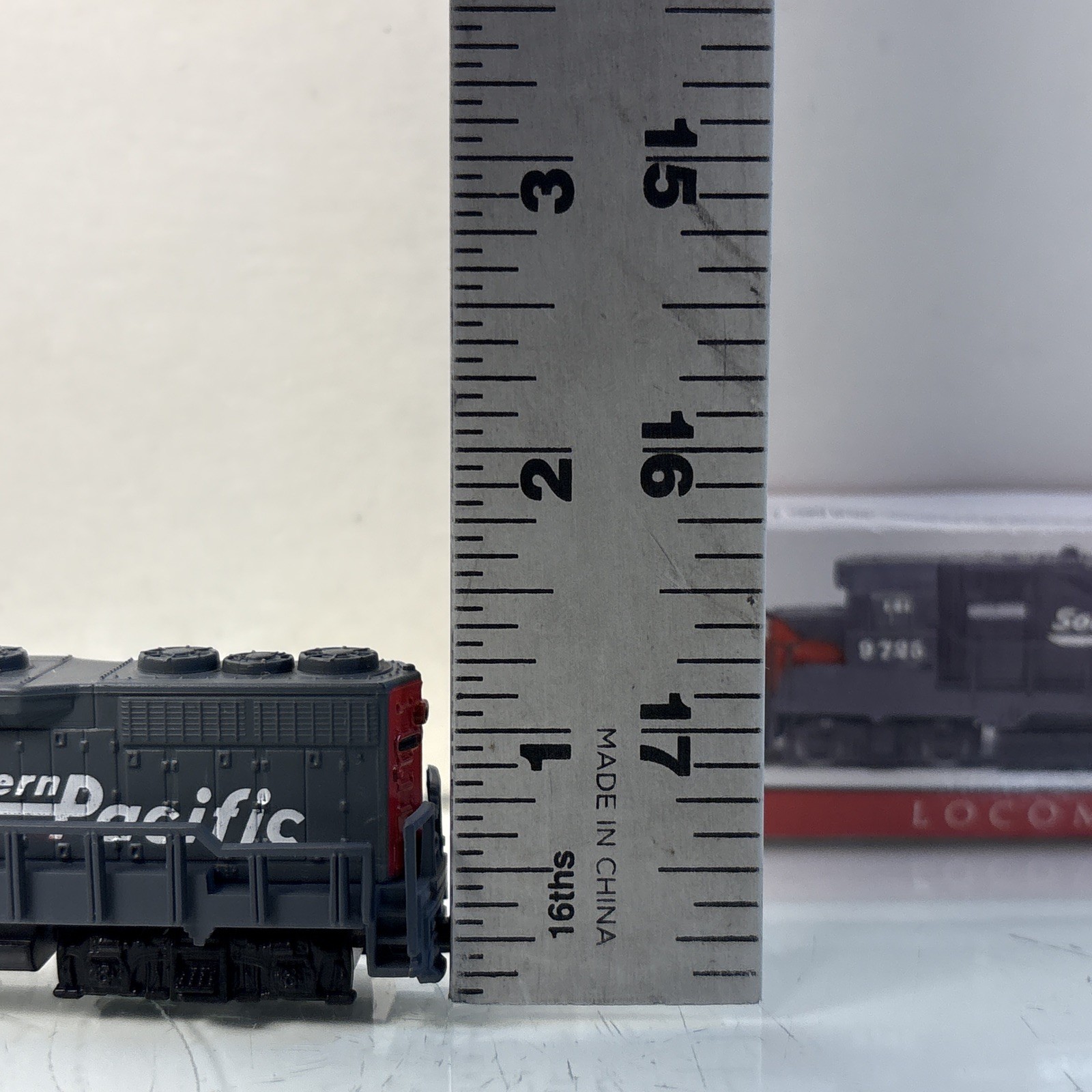 N Scale Southern Pacific 9725 Diesel Locomotive Caboose Box Railroad 3 Tracks