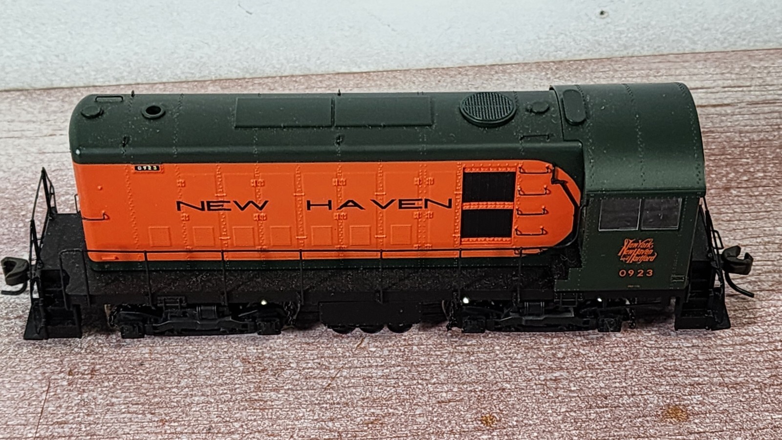 New Haven Railroad HH660 Diesel Locomotive 0923 Atlas 10000426 W/ DCC Plug
