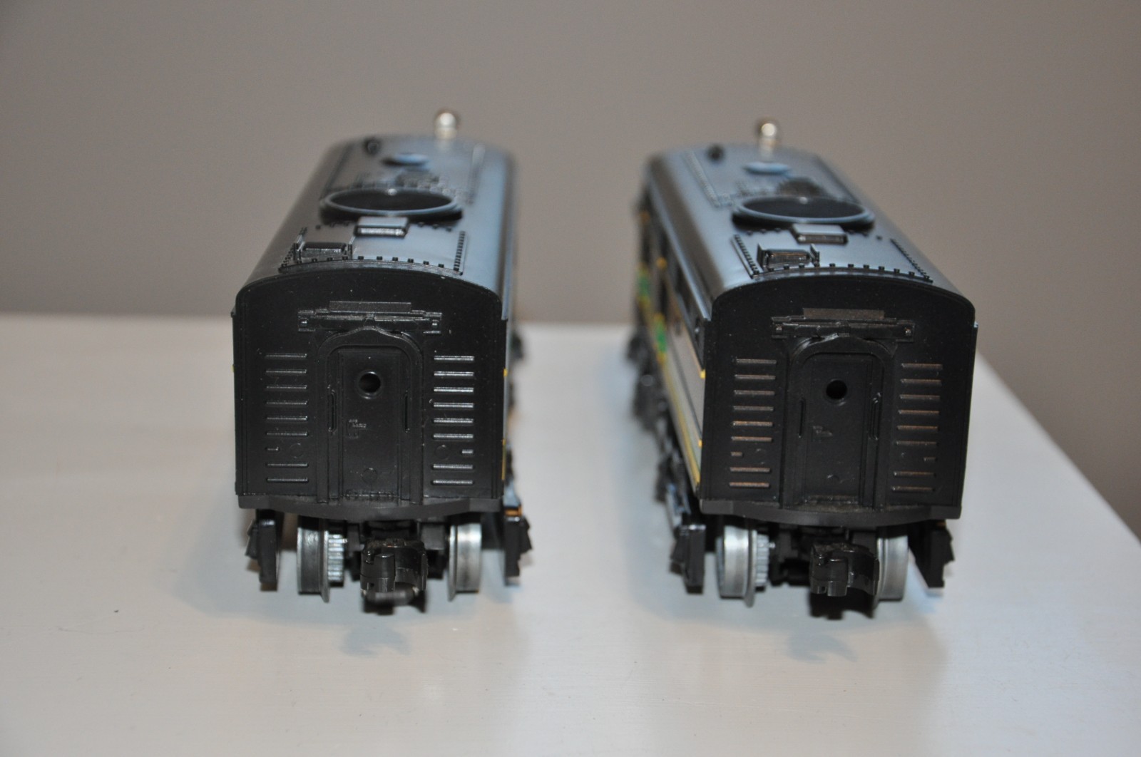 Nice Vtg LIONEL 6-18934 READING FA-2 Alco A-A Diesel Locomotive Set 300/304 READ
