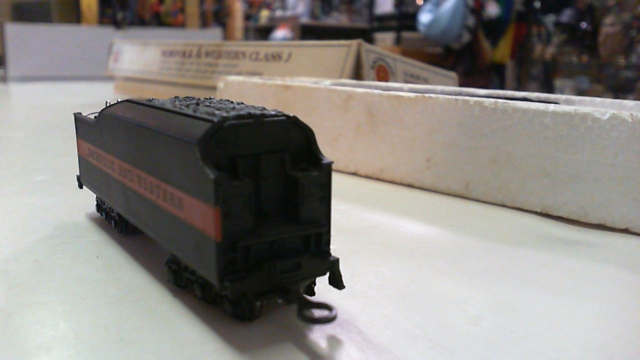 Bachmann N Scale Norfolk & Western Class J steam locomotive & tender 51-0658-A4