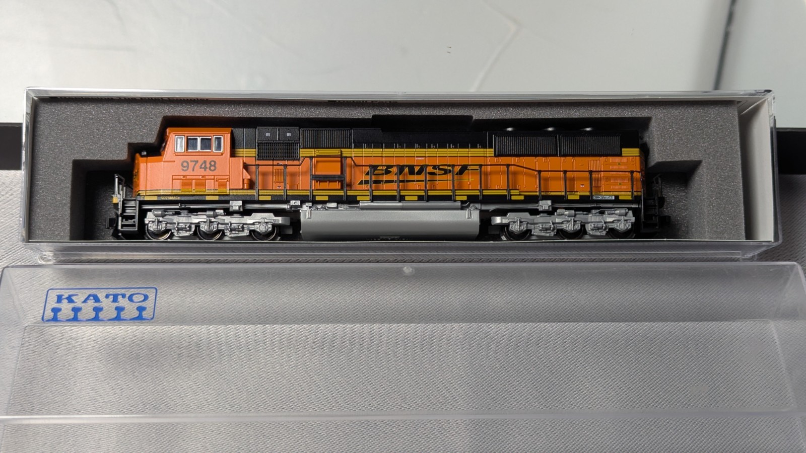 Kato N Scale EMD SD70MAC BNSF Heritage III “Swoosh” #9748 – Unused – 176-6305