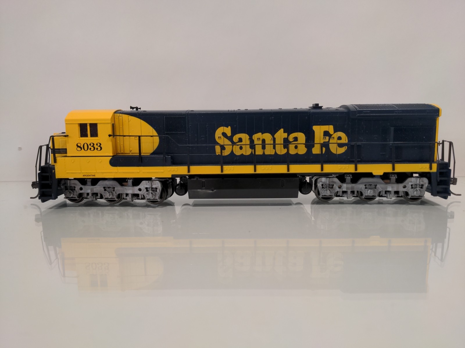 HO Atlas 8603 Santa Fe GE C30-7 ATSF 8033