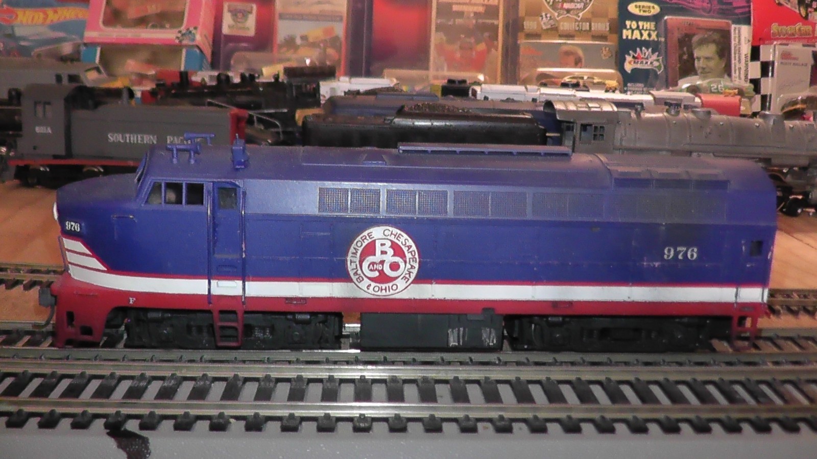 ho roco austria diesel locomotive baltimore & ohio chesapeake runs on track