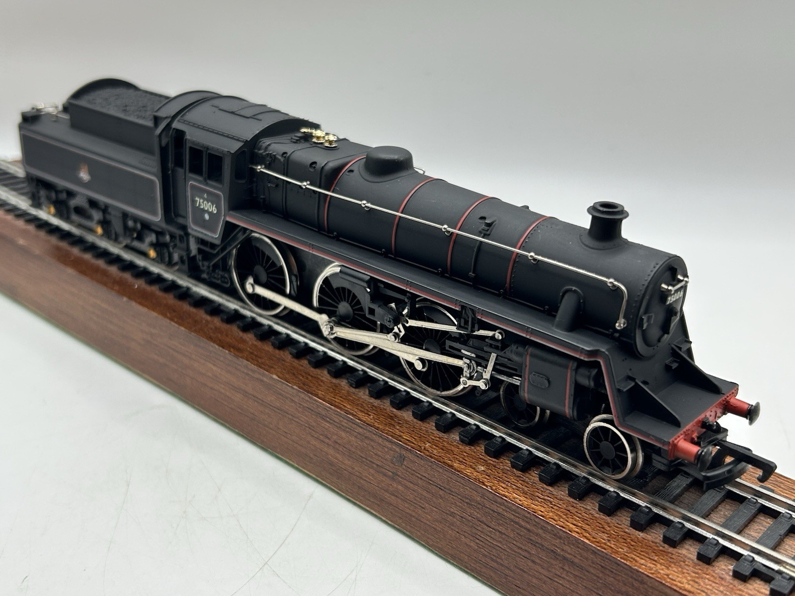 OO Mainline 37-052 BR Standard Class 4MT 4-6-0 Steam Locomotive – (EX BOXED)