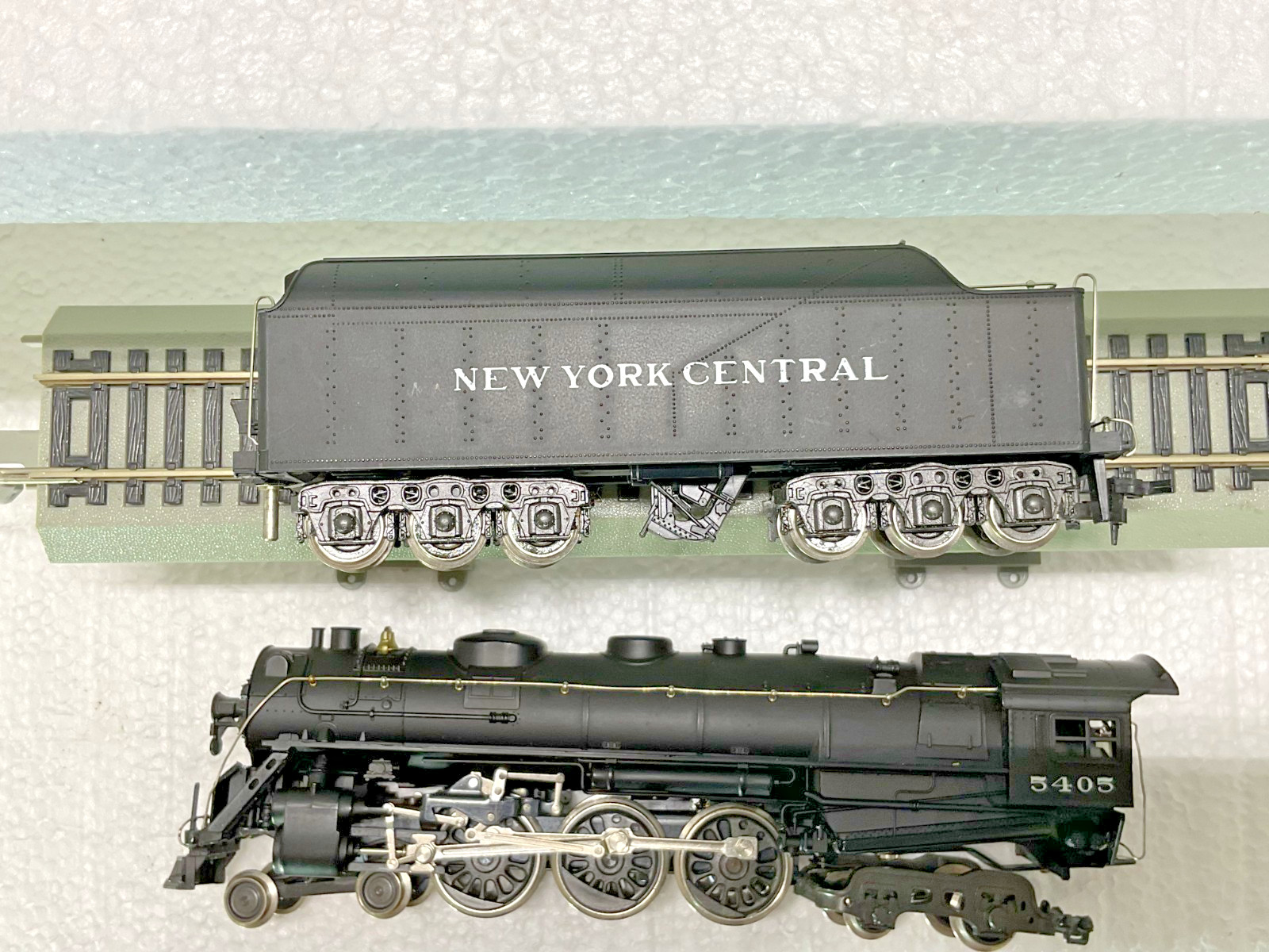 Rivarossi HO Scale NYC Hudson 4-6-4 Steam Locomotive #5405, Six Passenger Cars