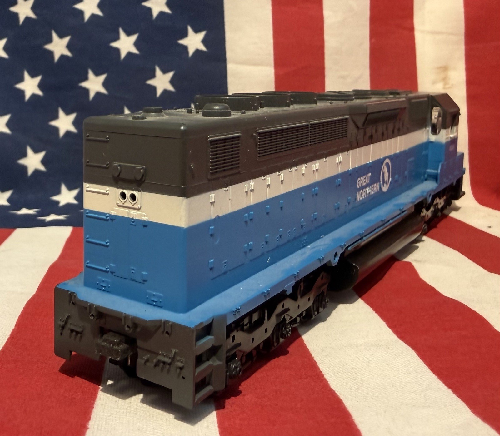 HO Great Northern 404 Dummy Diesel Locomotive Rolls Smoothly Nice Paint As-Is
