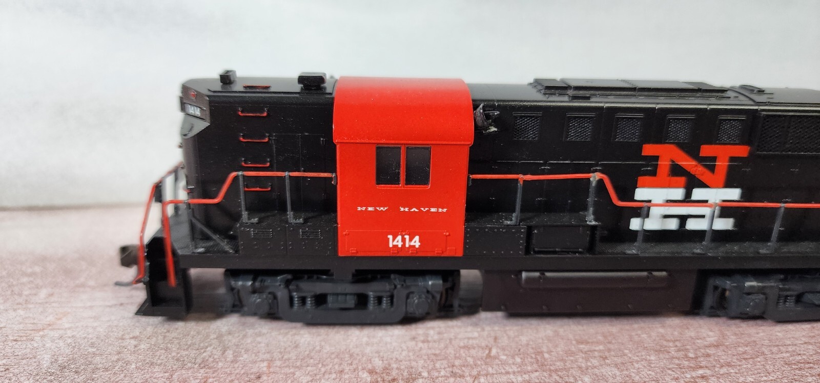 New Haven RR ALCO RS-11 Diesel Locomotive 1414 Atlas Yellow Box Custom Painted