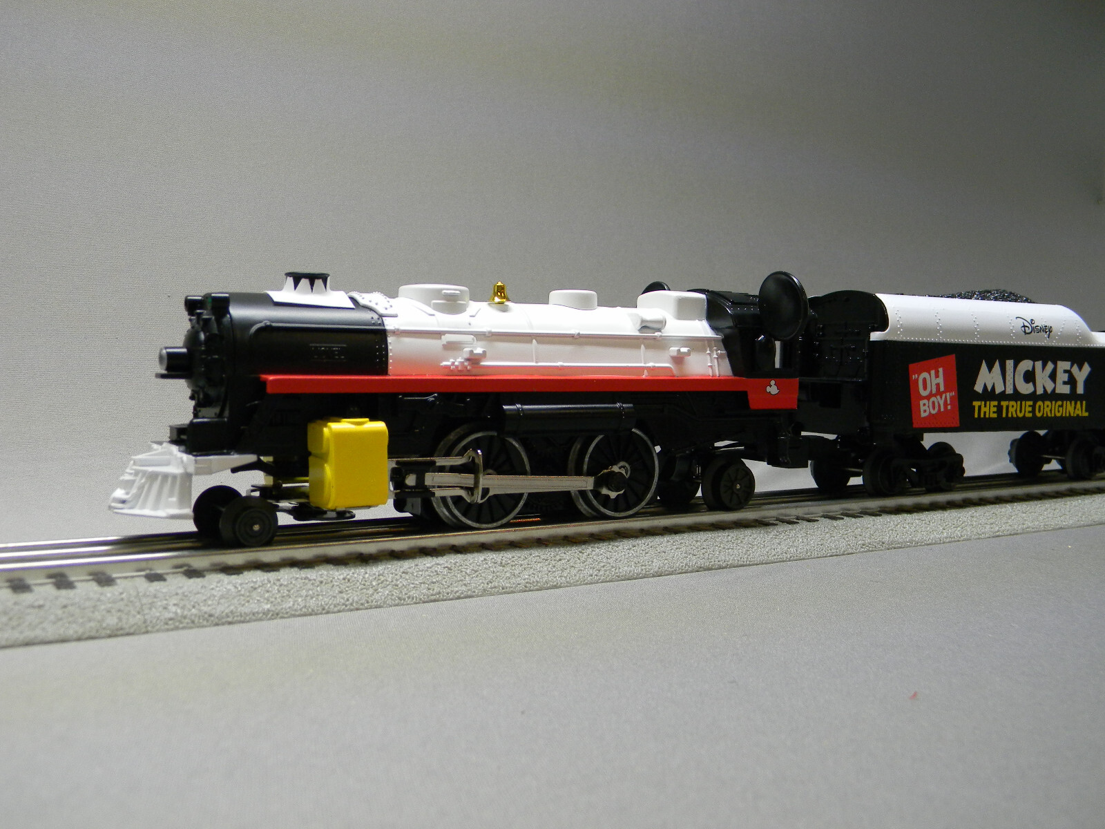 LIONEL MICKEY CELEBRATION LIONCHIEF 2-4-2 STEAM ENGINE walt disney 1823050-E NEW