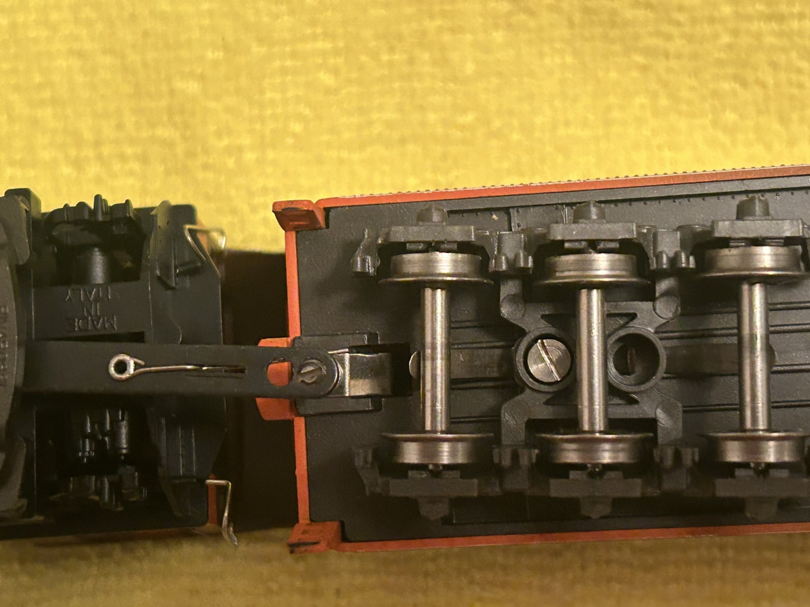 HO SCALE-MILWAUKEE ROAD “CHIPPEWA” 4-6-2 ENGINE #5087+TENDER -RIVAROSSI AHM