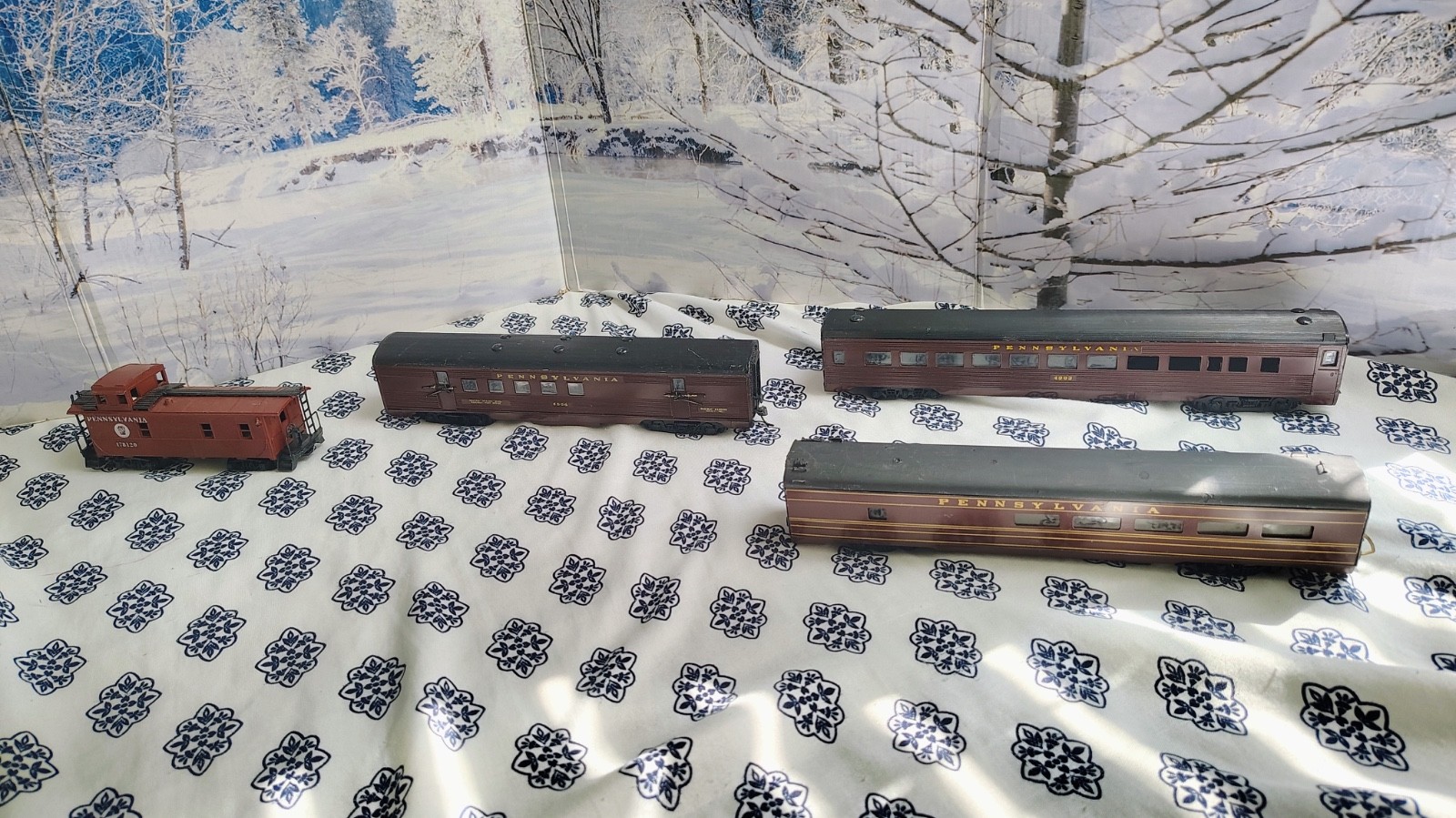 Massive lot of ho scale passenger cars, locomotives and shells READ DESCRIPTION