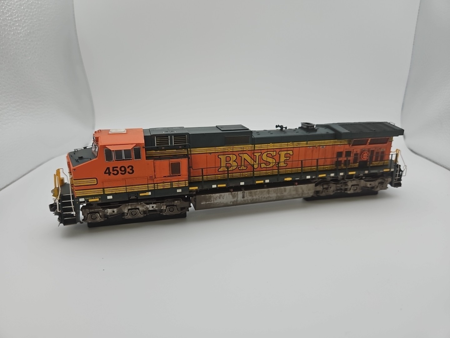 Scaletrains BNSF Railway C44-9W Heritage II Custom Weathered #4593 SXT31326