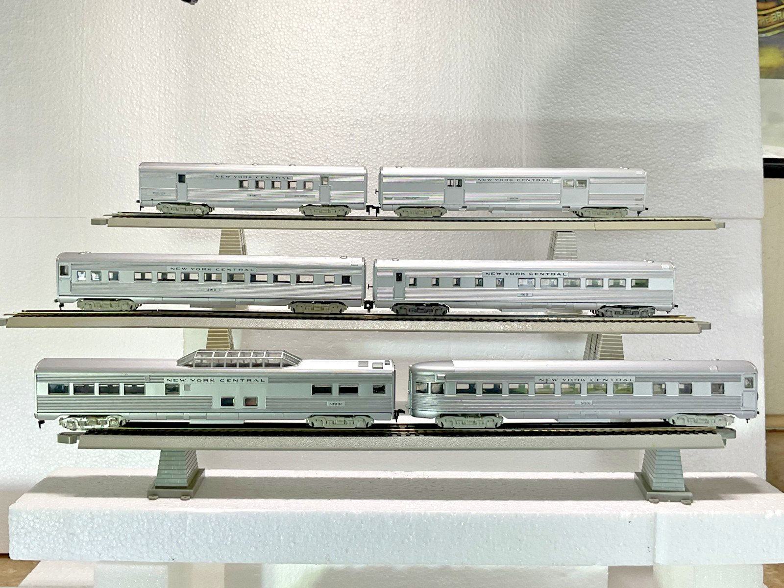 Rivarossi HO Scale NYC Hudson 4-6-4 Steam Locomotive #5405, Six Passenger Cars