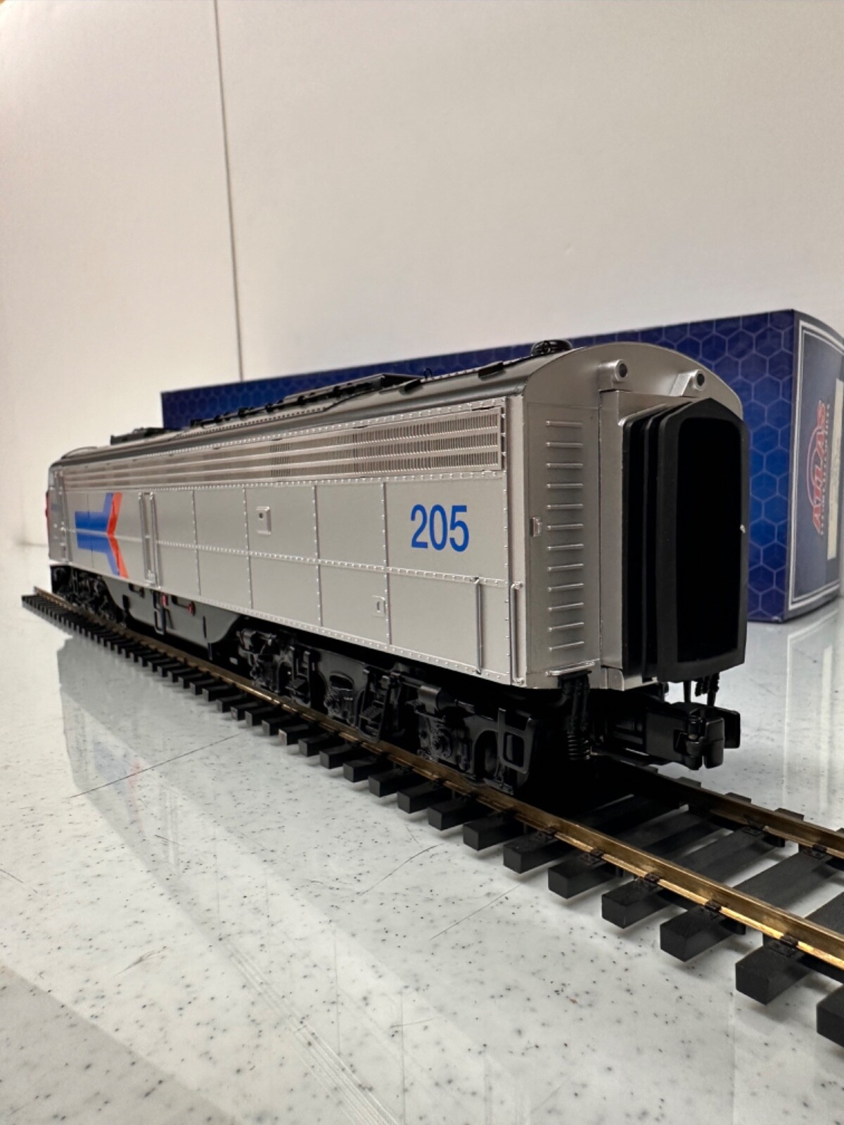 Atlas #30138229 Amtrak #203 E8 (Powered) Locomotive O Scale 3 Rail NEW