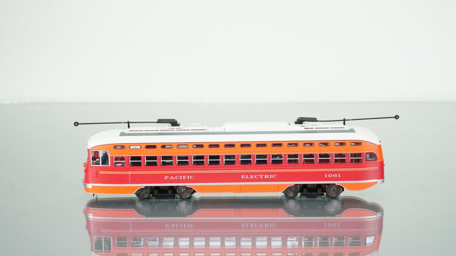 Bowser PCC Streetcar Pacific Eletric 1061 HO scale