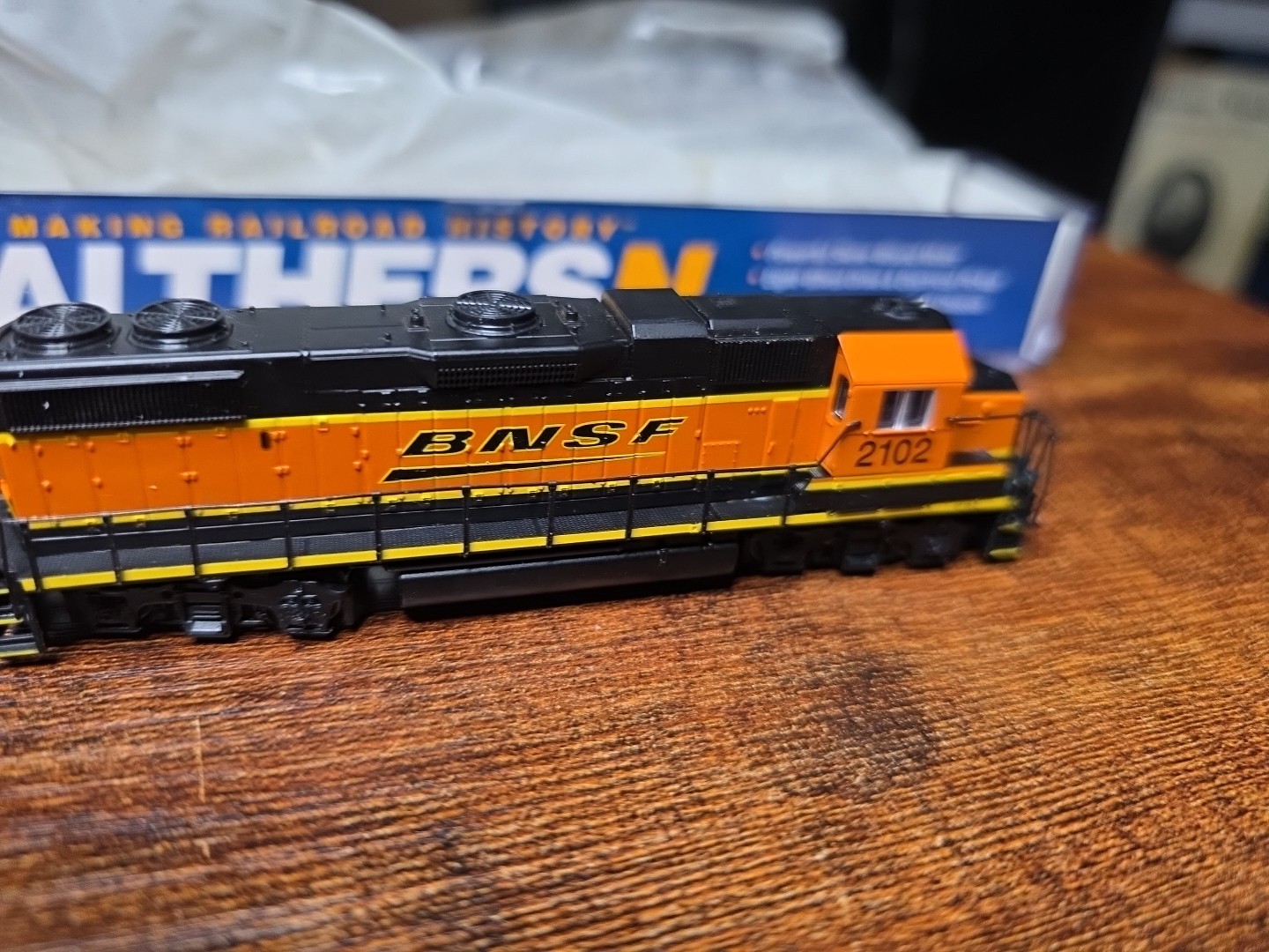 Walthers N 929-50301 EMD GP38-2 BNSF 2102 DCC READY