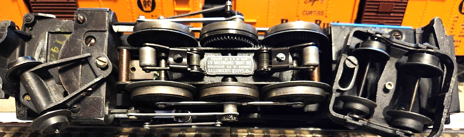 Lionel 226E LOCOMOTIVE ONLY IN GOOD CONDITION CLEAN AND IT RUNS WELL.