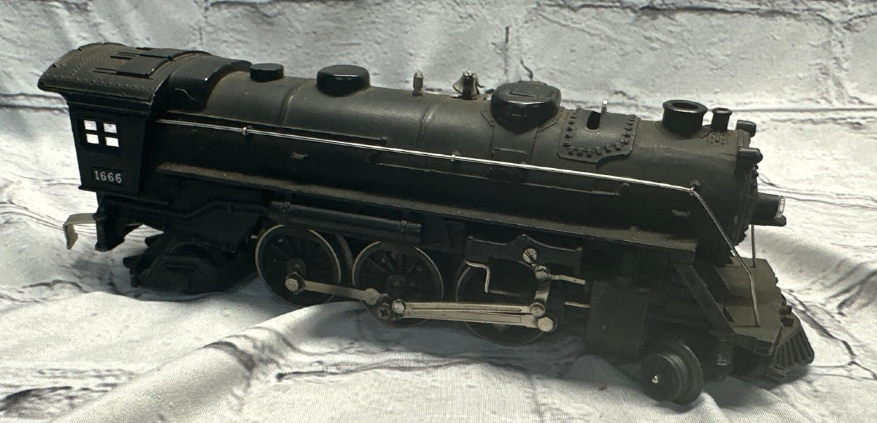 Vintage Post-War Lionel 1666 2-6-2 Steam Locomotive O Gauge Diecast blACK ENGINE