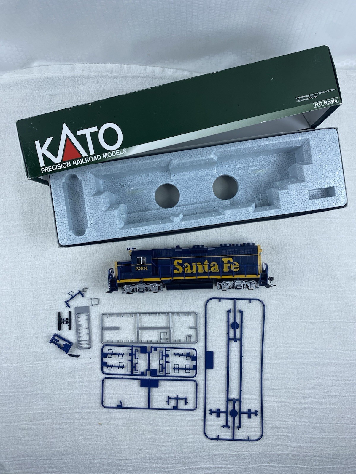 Kato HO Scale 37-3021 with DB EMD GP35 Phase Ia AT&SF Dress Blue 3301 Locomotive