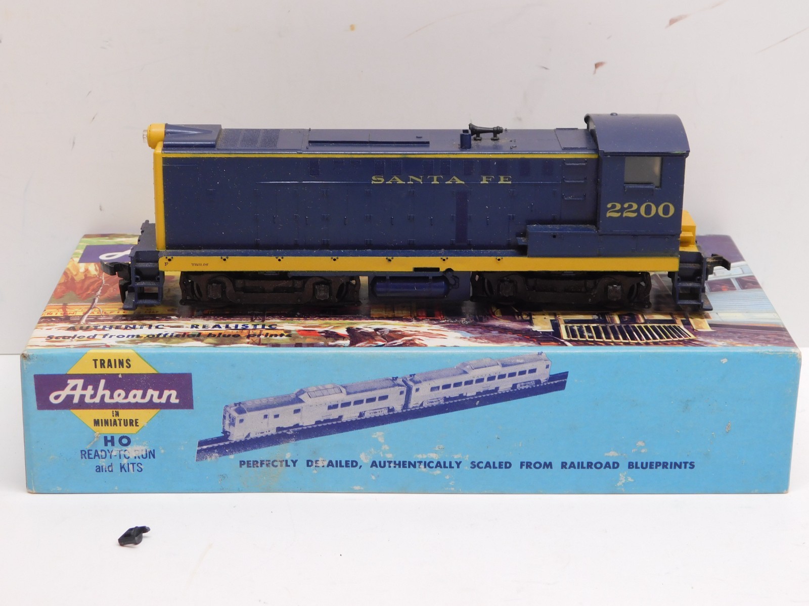 Athearn HO Blue Box Santa Fe S12 Diesel Engine #2200 – Powered Unit