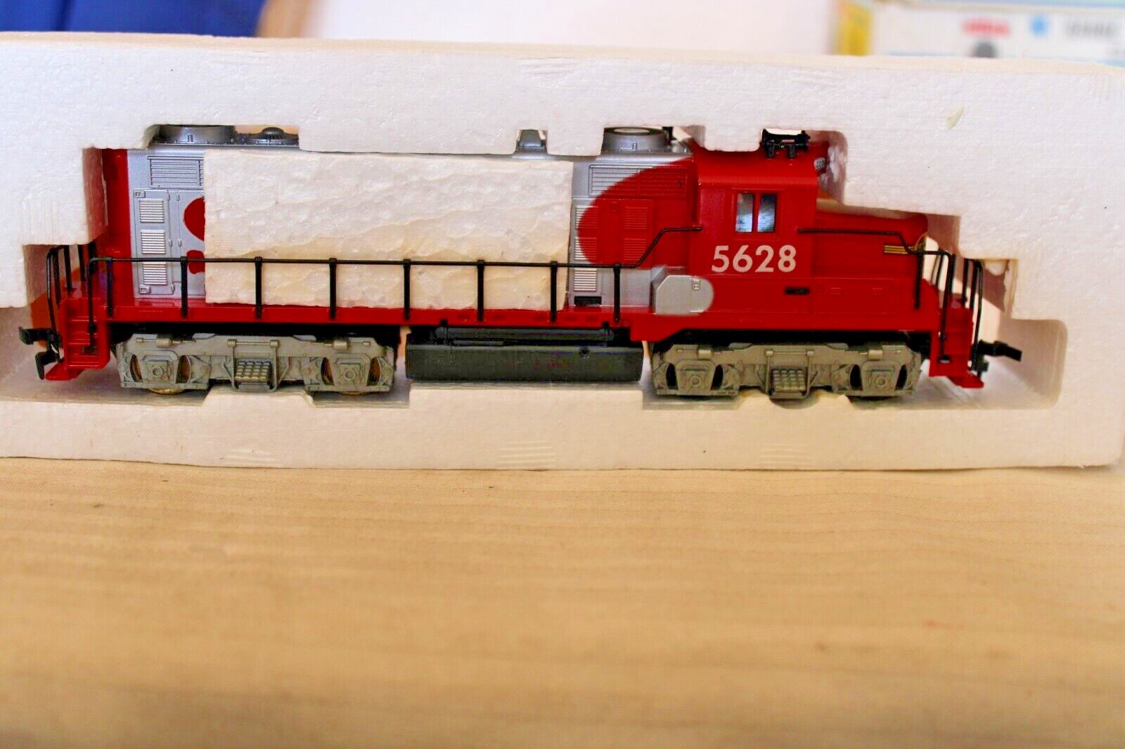 HO Scale Tyco GP20 Diesel Locomotive Santa Fe War Bonnet #5628 Red & Silver