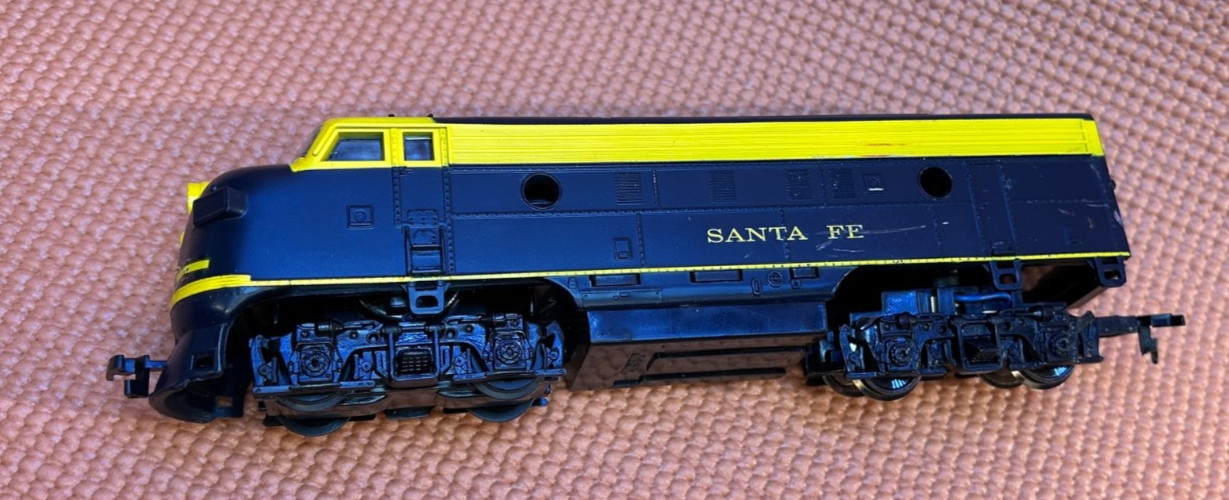 HO Diesel Locomotive Santa FE, Blue Yellow Model Railroad WORKs lot 5-3 bin2