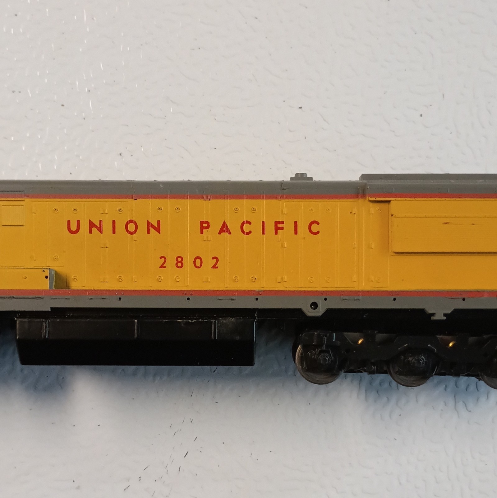 HO Union Pacific Railroad Diesel Locomotive Analog 1:87 2802 Yellow Gray