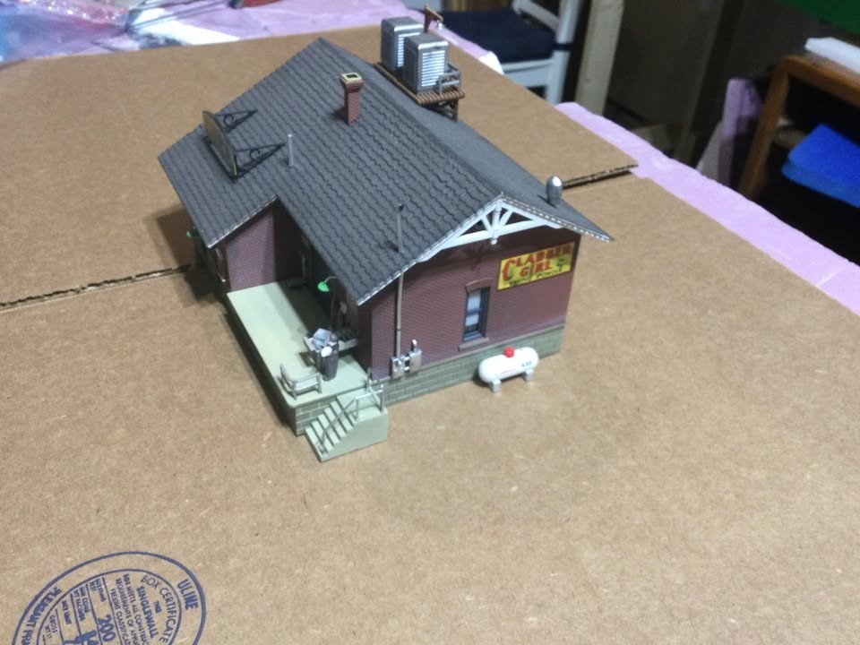 HO-Scale Woodland Scenic 5028 Chip’s Ice House Built-&-Ready Landmark Structure