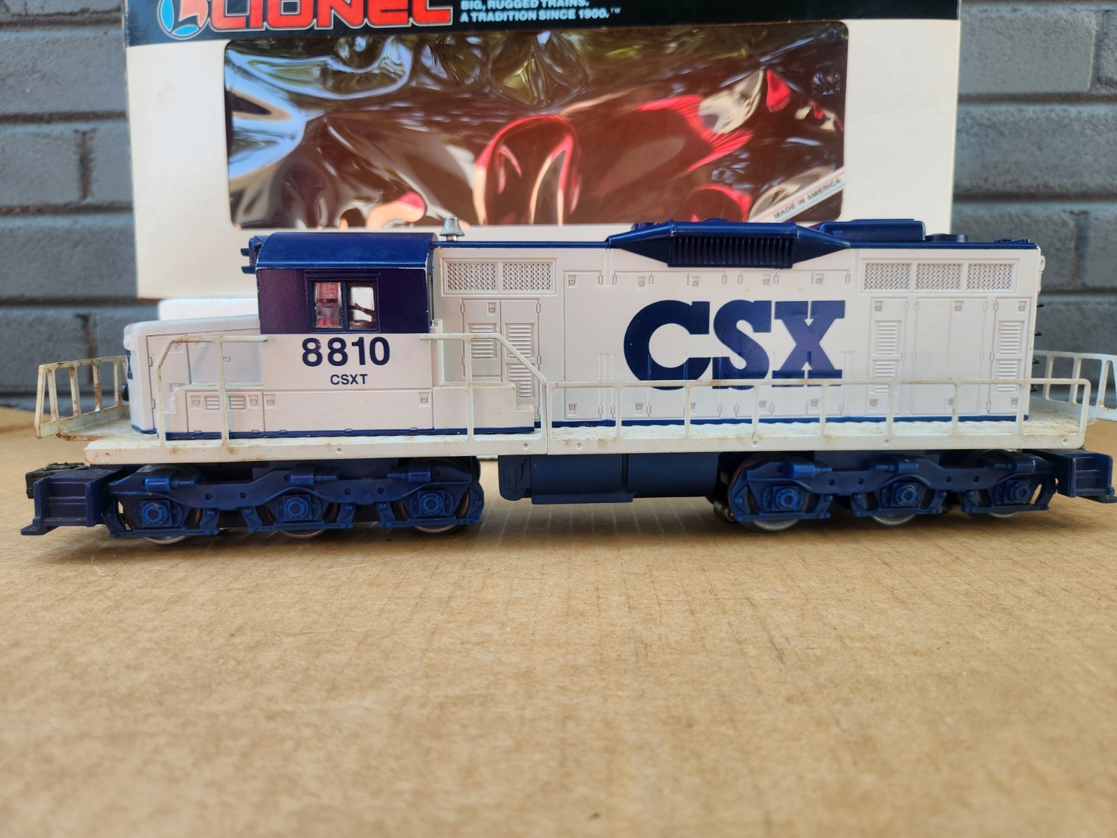 Lionel 6-18810 CSX SD18 Diesel Switcher Locomotive #8810 w/Horn & Original Box