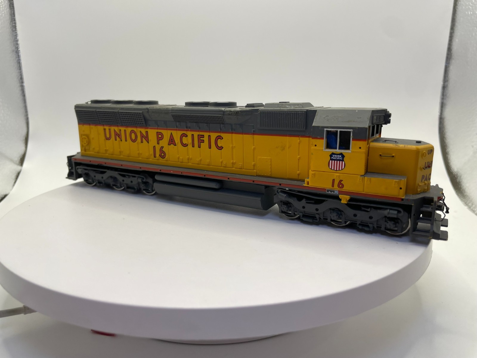 HO Scale Union Pacific SD45 Locomotive #16 – Light Function Details NOT Included
