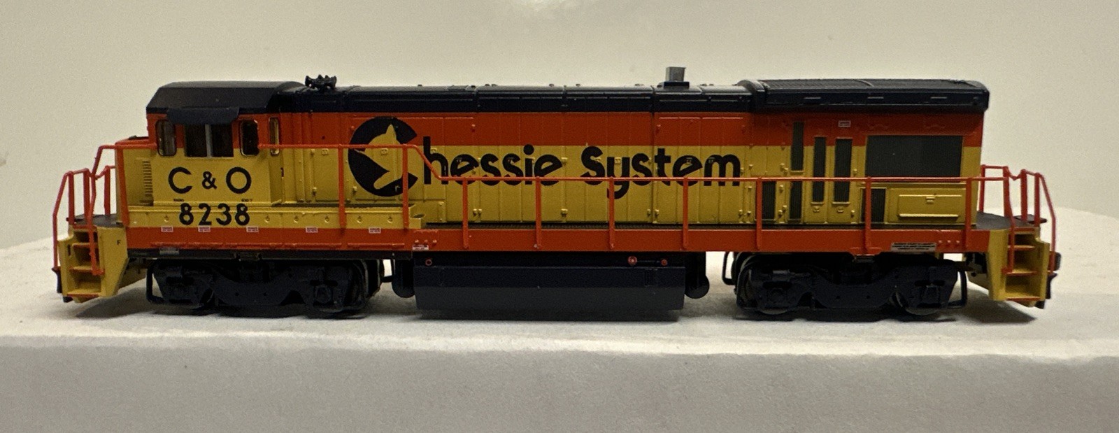 Atlas N Scale C&O Chessie System B30-7 Diesel Locomotive Engine #8238