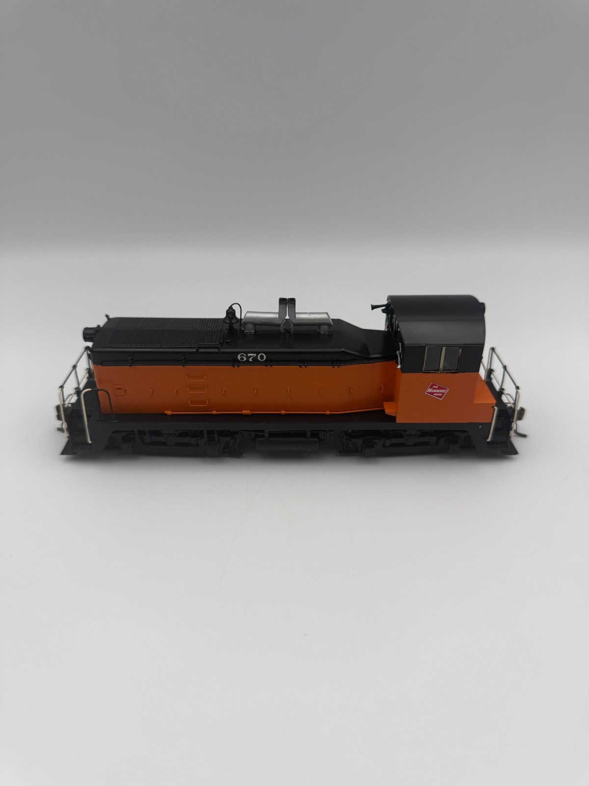 HO Overland Brass OMI-6193 Milwaukee Road NW-2. Custom Finished as #670. IOB.
