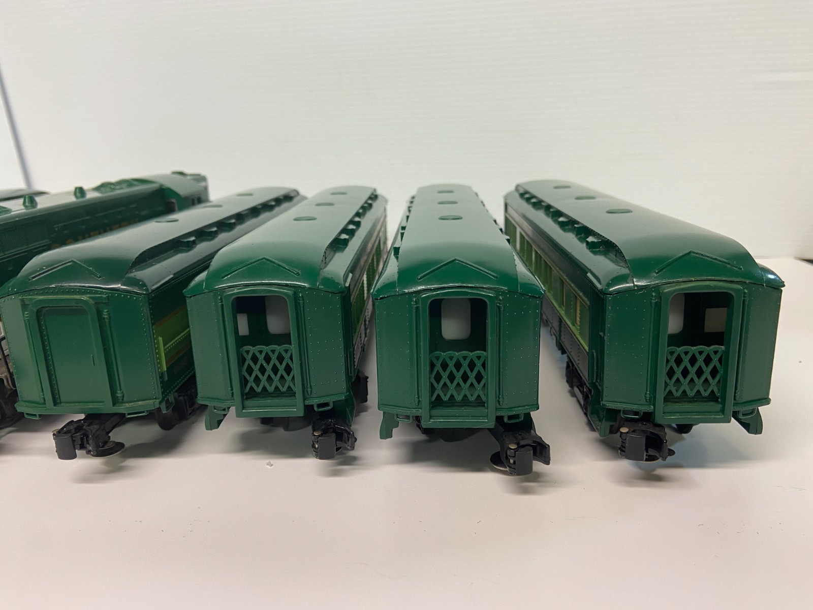 Lionel 6-8774 Southern GP-7 Diesel O Gauge Locomotive & SIX Passenger cars! TEST