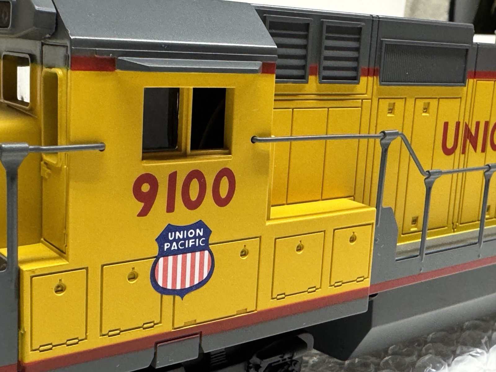 Lionel 6-18205 UNION PACIFIC DASH-8 40C Diesel Locomotive #9100