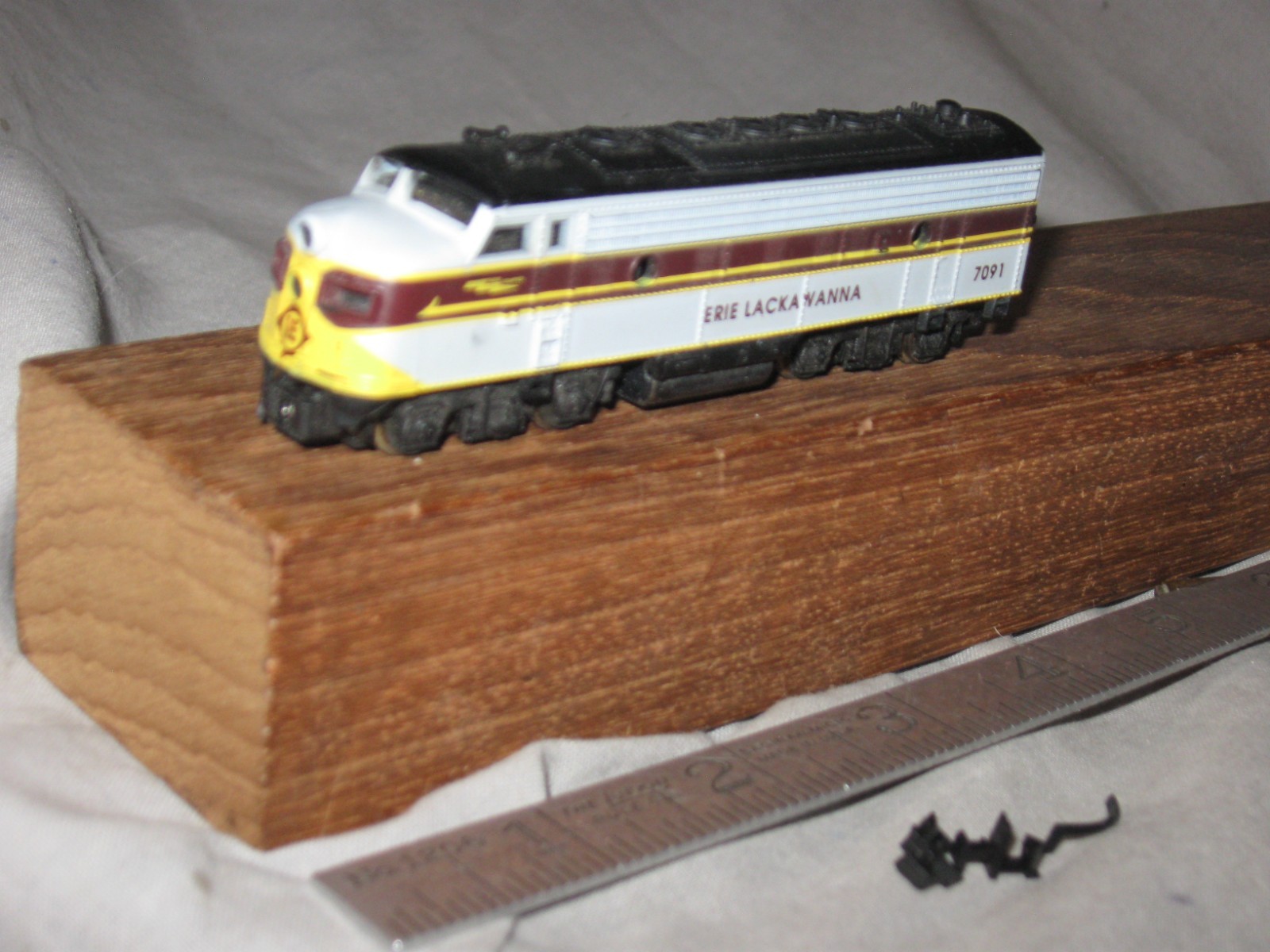 X4729 N LIFE LIKE ERIE LACKAWANNA 7091 F7A DIESEL LOCO