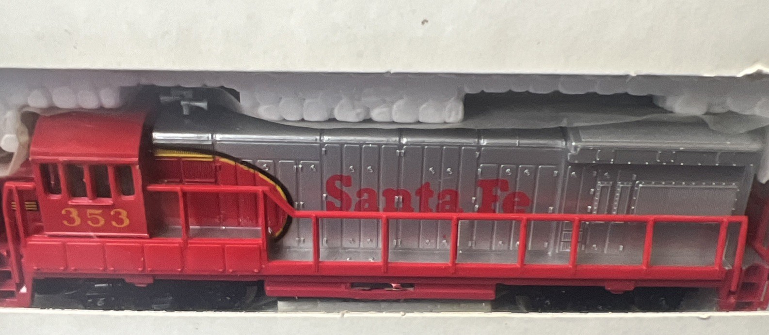 Bachmann N Scale Locomotive Santa Fe #353 GE U36B Diesel 51-640-02 Red Silver