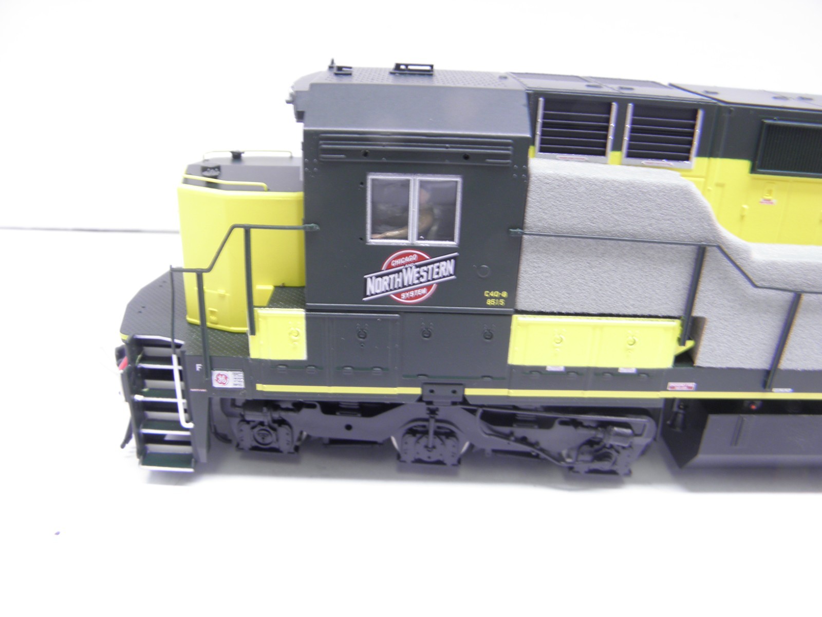 ATLAS -DASH 8-40C LOCOMOTIVE C&NW LINE #8515 – HO SCALE CHECKED & RUNS DCC – NEW