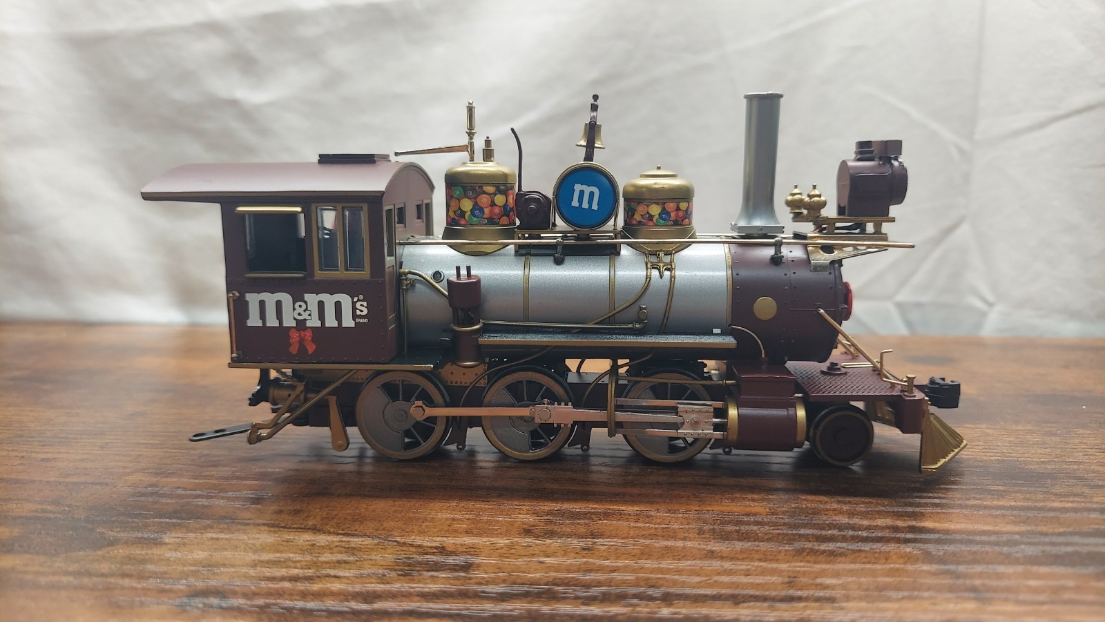 On30 Hawthorne Village Bachmann M&M Holiday Express 2-6-0 Engine