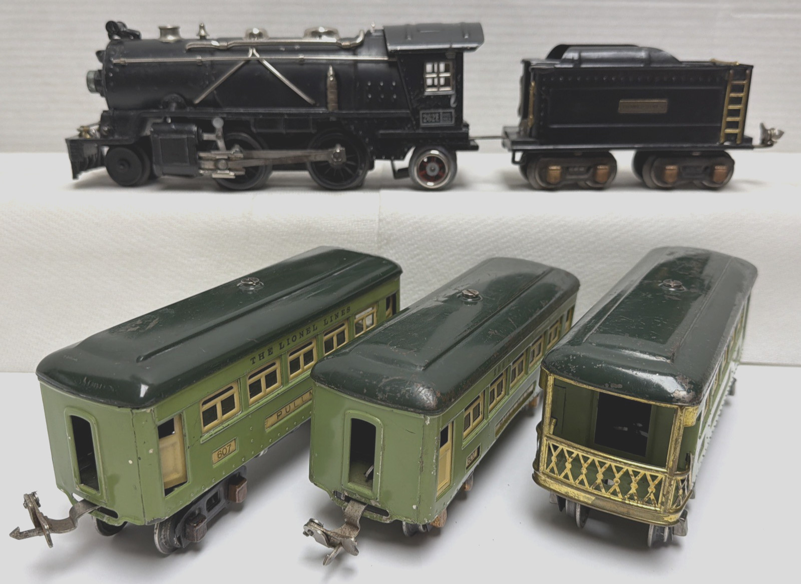 LIONEL PREWAR O-GAUGE 262E LOCOMOTIVE & TENDER WITH 607 607 608 PASSENGER CARS
