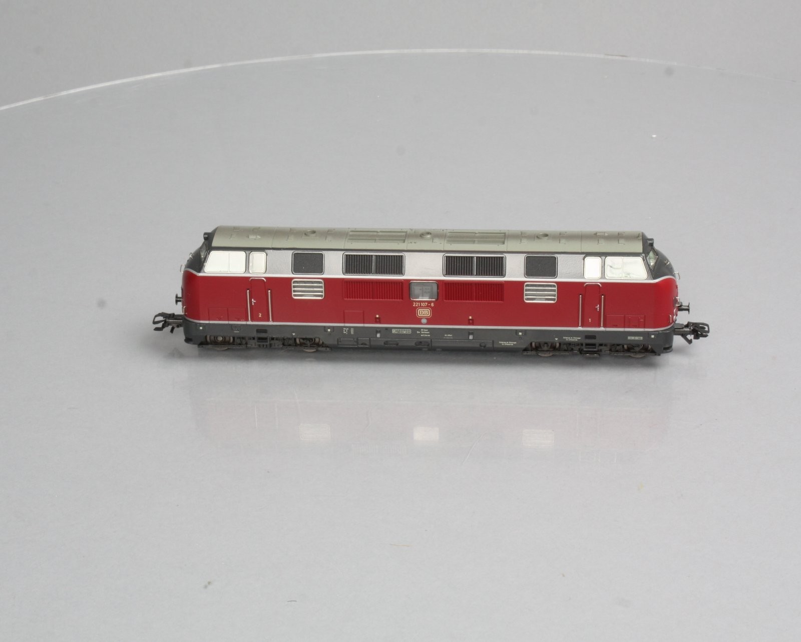 Marklin 3582 HO Scale Deutsche Bundesbahn (DB) Diesel Locomotive #221 107-6 LN