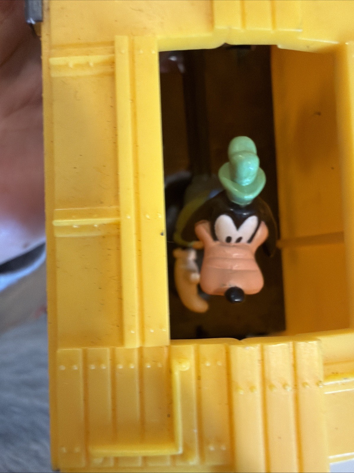 4 Disney Mickeys World Tour Lionel Trains Engine Goofy Baggage, 1001 & Caboose