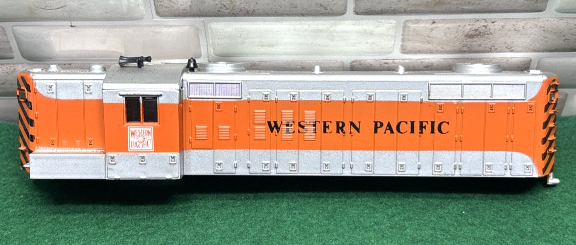 AHM Western Pacific GP18 5013-02 HO Diesel Engine 1980 Flashing Beacon, Unused