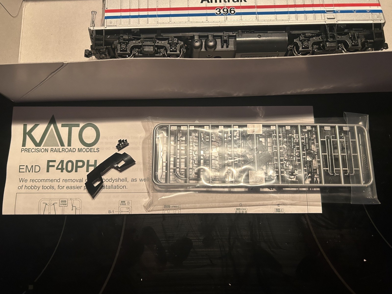HO scale KATO EMD F40PH w’ Ditchlights Amtrak Phase III #396 + Maintenance Cars