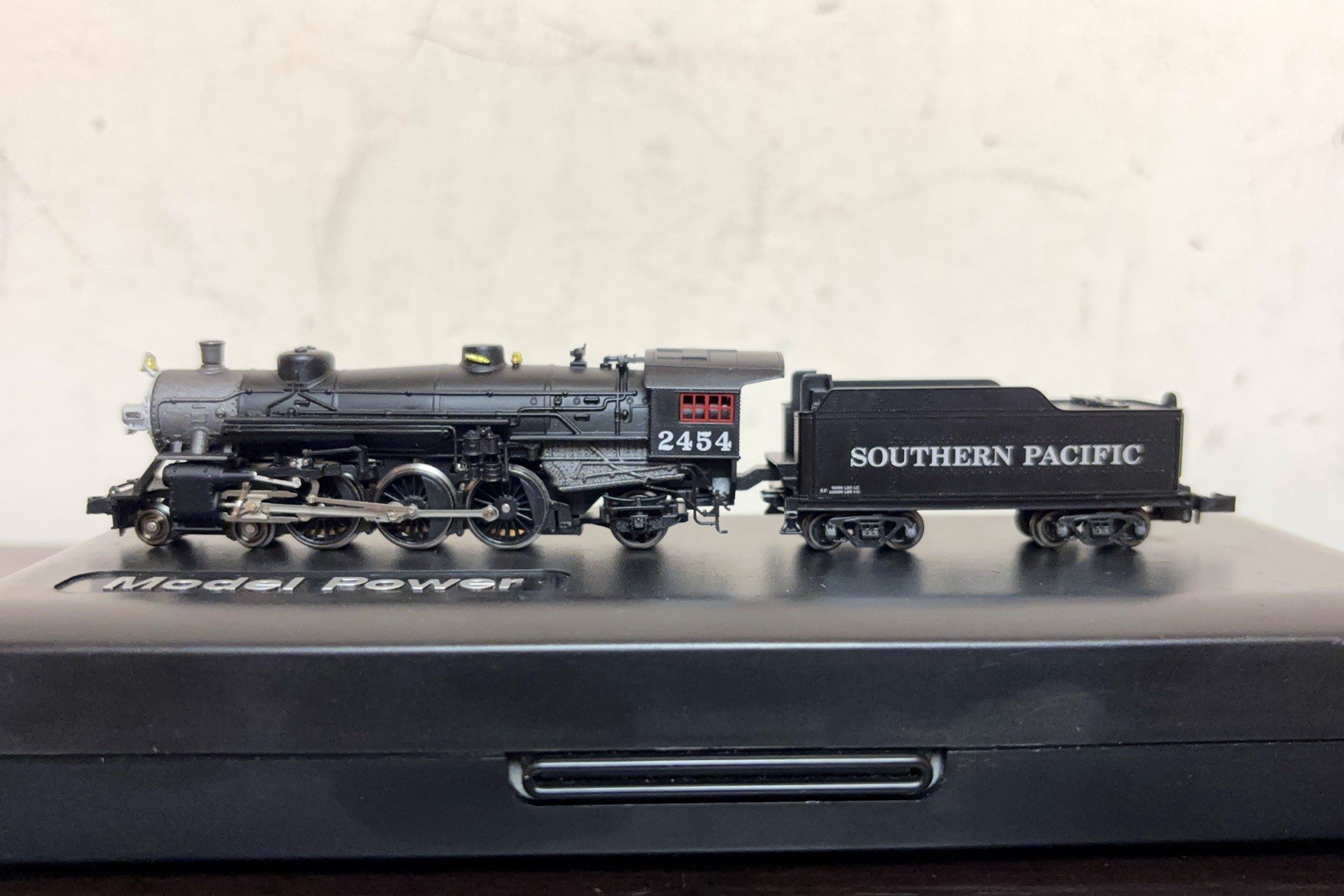 Model Power N Scale 4-6-2 Pacific Steam Locomotive Southern Pacific #2454