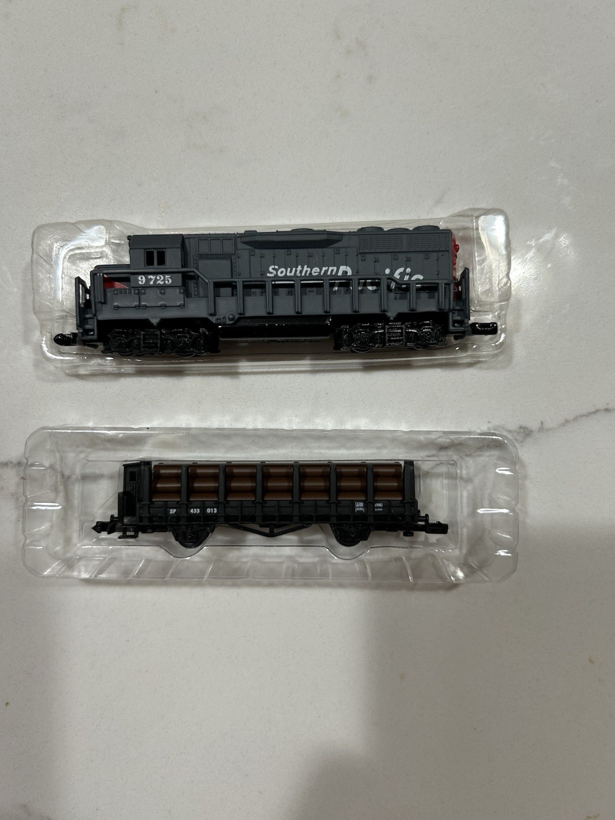 Southern Pacific 9725 Locomotive And Log Car