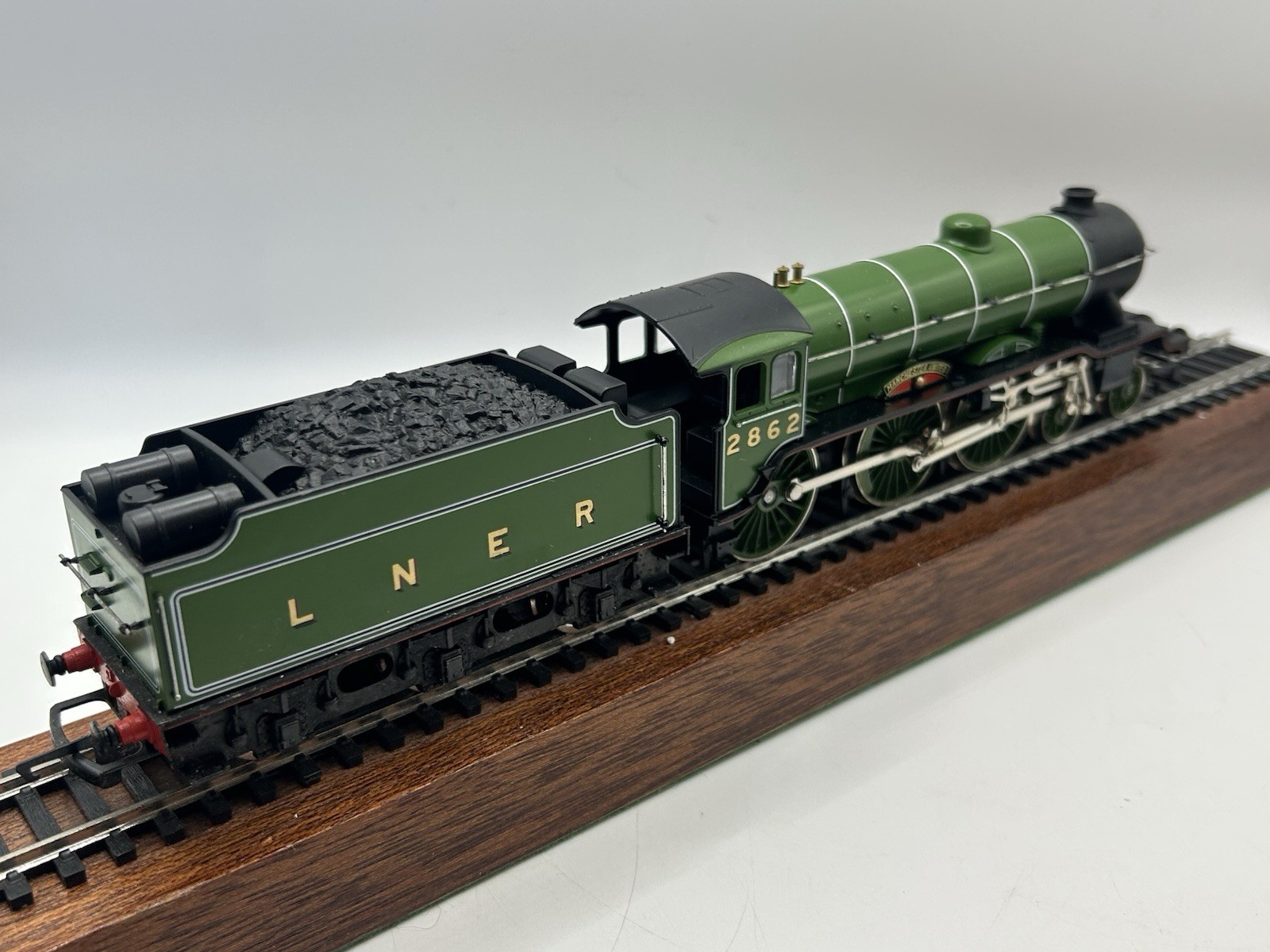 OO Hornby R053 LNER Class B17 4-6-0 Steam Locomotive ‘Manchester United’ – MINT