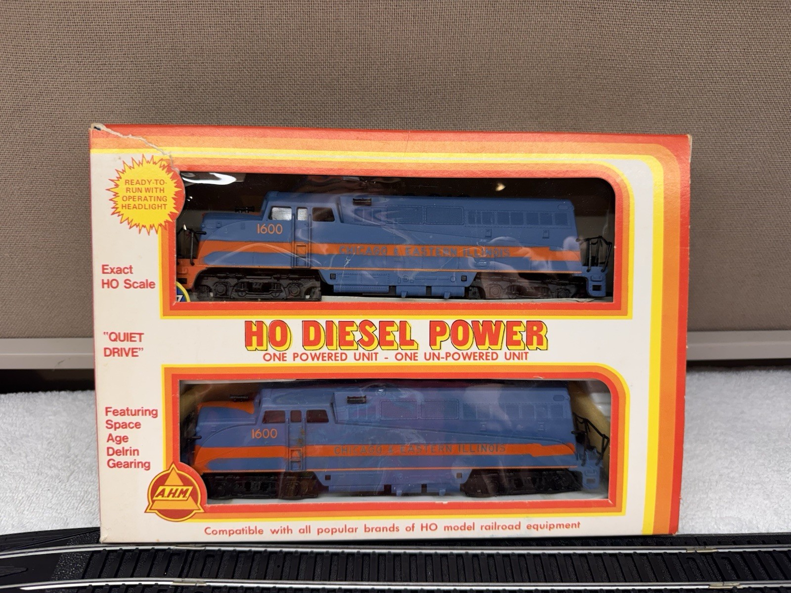 AHM 5040 HO Scale Chicago and Eastern Illinois 1600 BL-2 Diesel Locomotive Pair